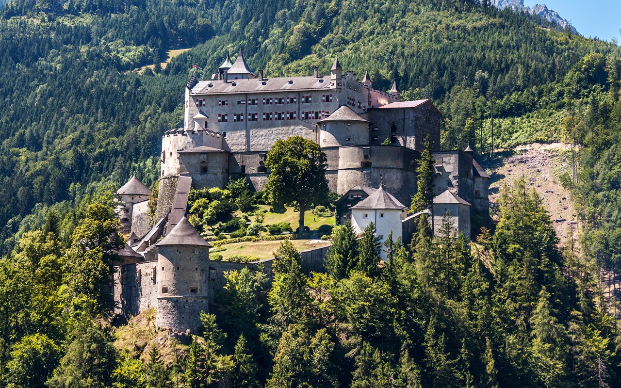 Burg Hohenwerfen über dem Salzachtal im Salzburger Land