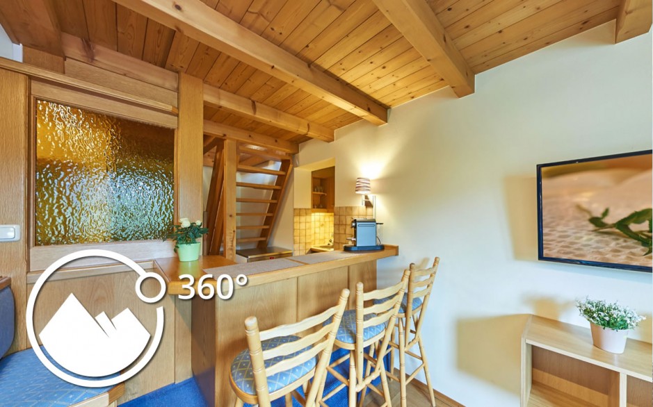 Wohnzimmer mit Sitzbereich und Bar